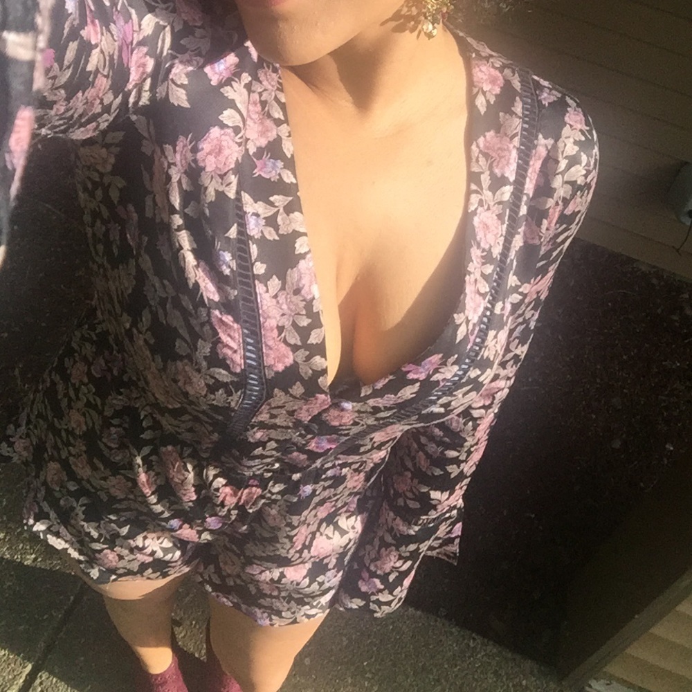 Black floral long sleeve romper W/v neckline. - Picture 7 of 8